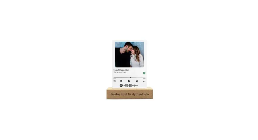 Foto con canción de Spotify de una pareja, con la carátula de "Sweet Disposition" y un código QR para reproducirla.