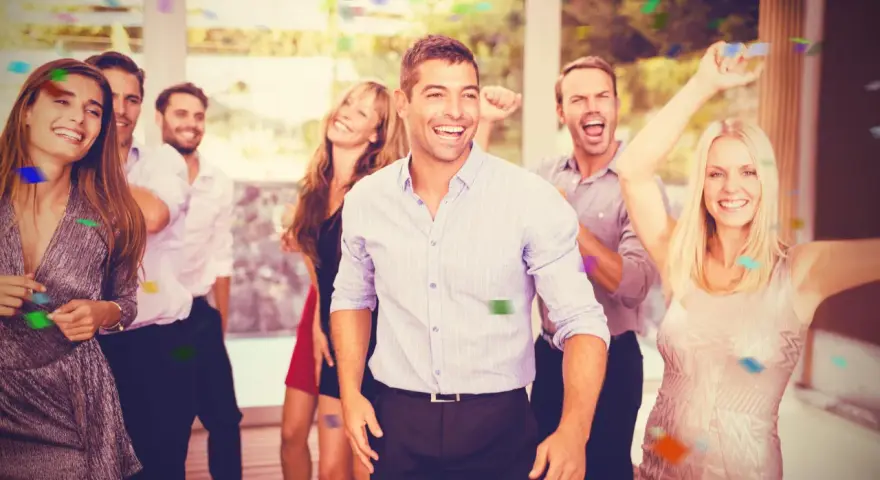 Grupo de amigos celebrando con confeti, listos para juegos de despedida de soltero.