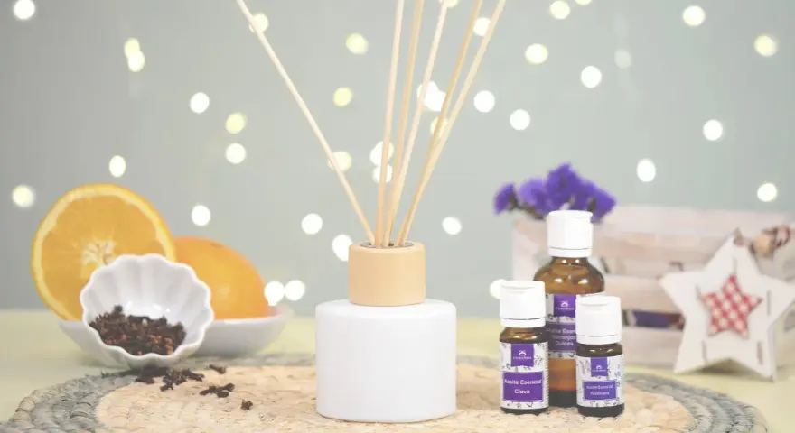 Un mikado casero duradero con aceites esenciales de clavo y naranja. Aromas naturales para tu hogar.
