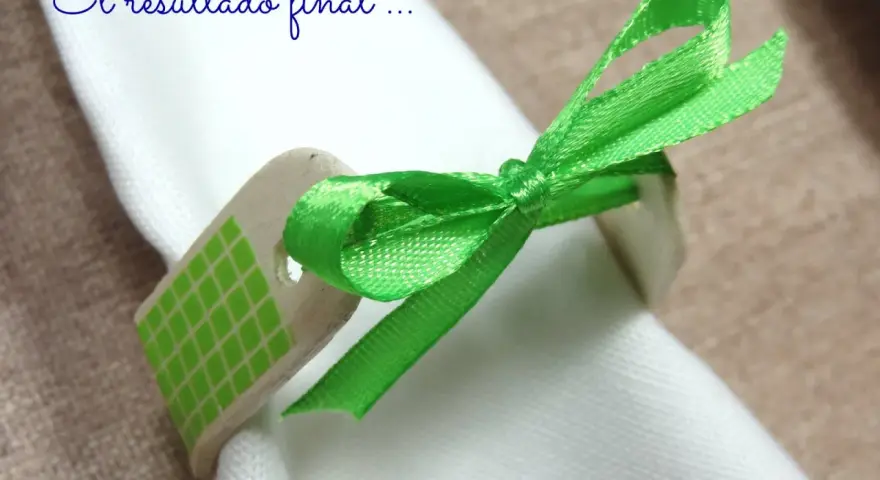 Servilleteros caseros originales: un detalle de madera con cinta verde brillante y patrón de cuadros, atado a una servilleta blanca.