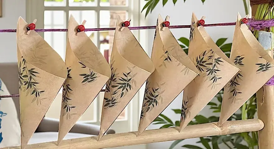 Cucuruchos de papel con bambú, ideales para bodas. Aprende como hacer cucuruchos de papel para bodas con este diseño.