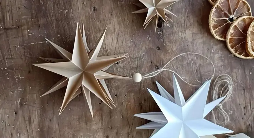 Estrellas de papel hechas a mano, perfectas manualidades adornos navideños caseros. Decoración rústica con rodajas de naranja seca.
