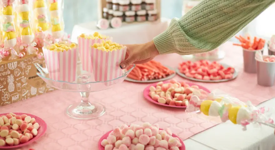Mesa llena de chuches y palomitas, ¡ideas originales con chuches para una fiesta dulce!