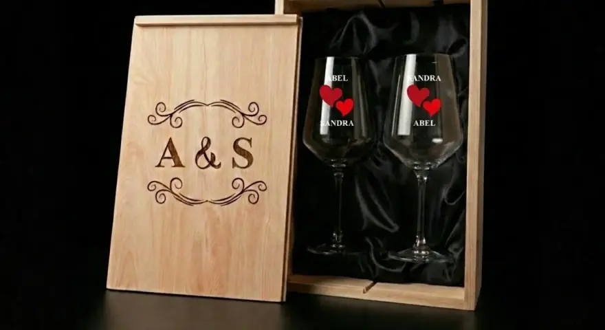 Caja de madera con dos copas de vino personalizadas con nombres y corazones. Ideal para personalizar copas de vino.