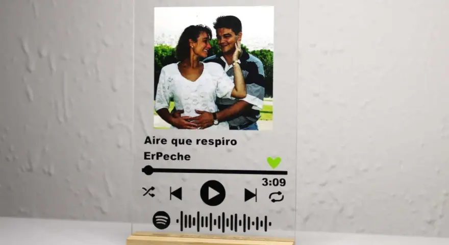Placa Spotify personalizada con foto de pareja y controles de reproducción. Un recuerdo musical único.