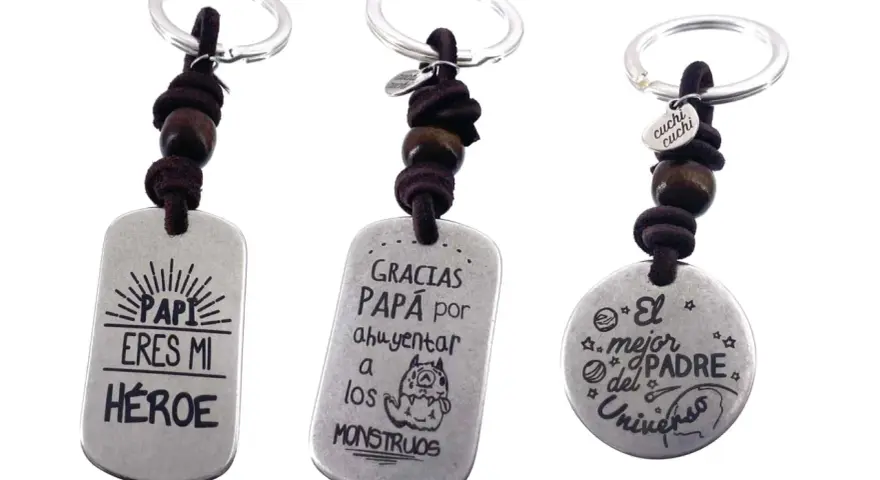 Llaveros personalizados originales: "Papi, eres mi héroe", "Gracias papá por ahuyentar a los monstruos" y "El mejor padre del universo".