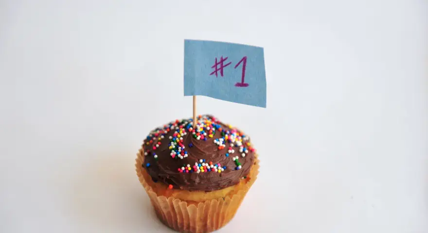 Magdalena con glaseado de chocolate y chispas de colores, lista para decorar. ¡El número 1!