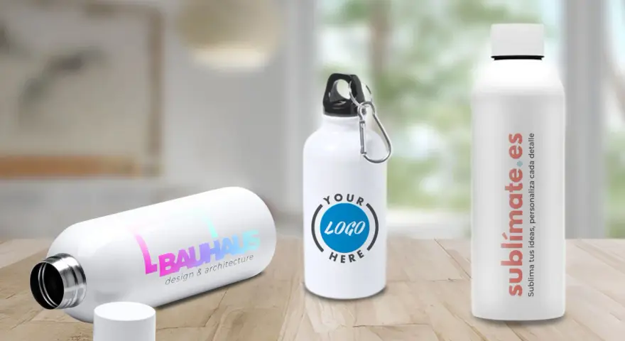 Tres bidones personalizados en una mesa de madera. Uno con logo "BAUHAUS", otro con "YOUR LOGO HERE" y el tercero con "sublimate.es".