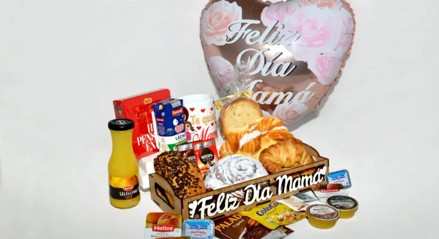 Una bandeja personalizada para mamá con café, jugo, pan, croissants y mermelada.