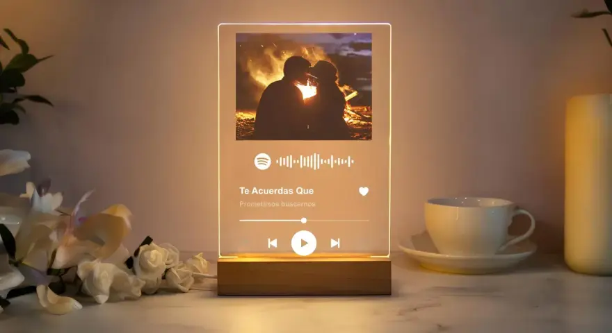 Un cuadro Spotify personalizado con una pareja besándose junto a una fogata. La canción "Te Acuerdas Que" de Prometimos buscarnos.