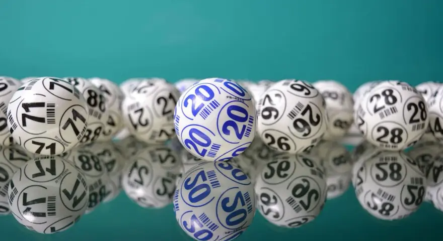 Bolas de lotería con números, listas para saber como hacer una rifa.