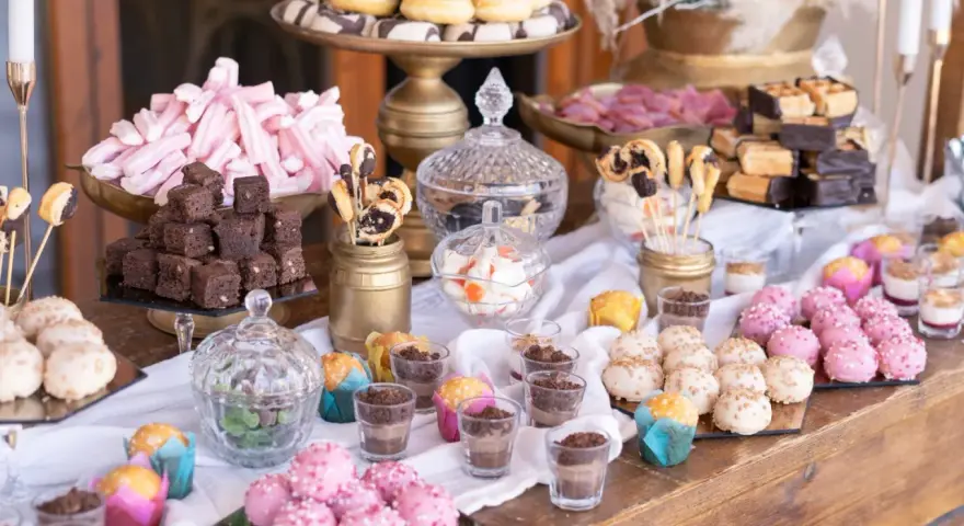Mesa dulce para una boda: brownies, malvaviscos rosas, donuts, pastelitos y más. Un candy bar casero perfecto.