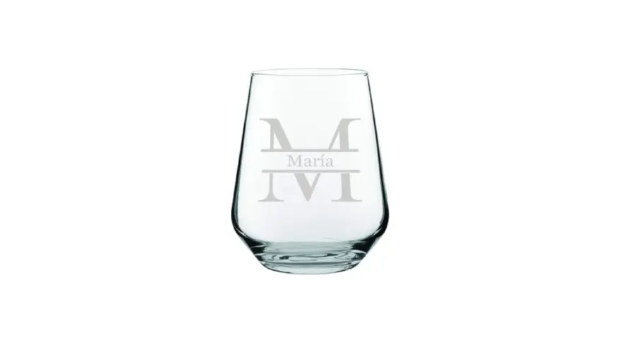 Vaso de cristal transparente con iniciales grabadas "M" y el nombre "María".