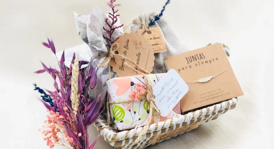 Pack regalo aniversario con jabón artesanal, bomba de baño y pulsera de plata. ¡Perfecto para celebrar!