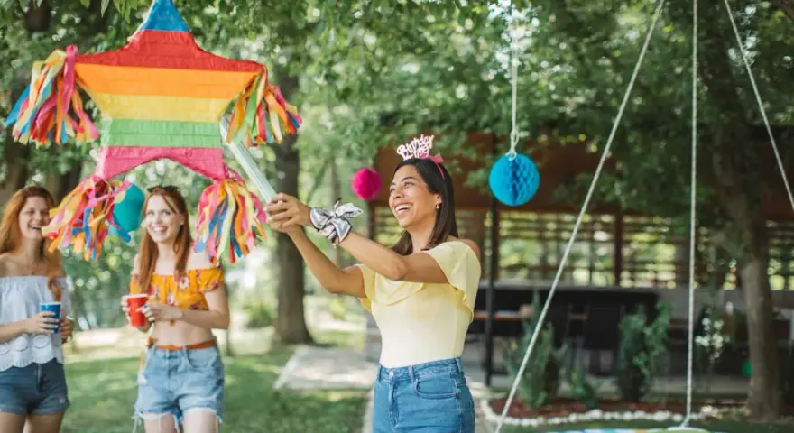 Mujeres celebrando con piñatas para adultos. ¡Qué divertido! Podrían poner dulces, pequeños regalos o hasta botellas de licor.