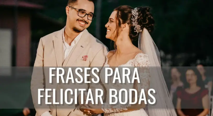 Novios sonrientes, ella con velo y él con traje, listos para recibir felicitaciones de boda.