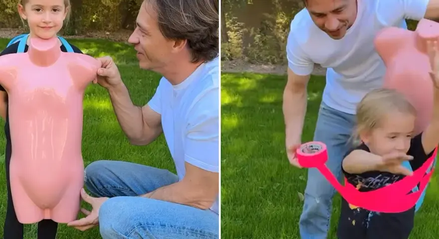 Padre e hija crean un divertido disfraz de juguete casero con un maniquí rosa y cinta adhesiva brillante.