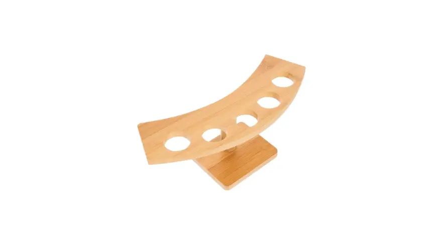 Soporte para cucuruchos casero de bambú, con cinco orificios para exhibir tus helados o conos.