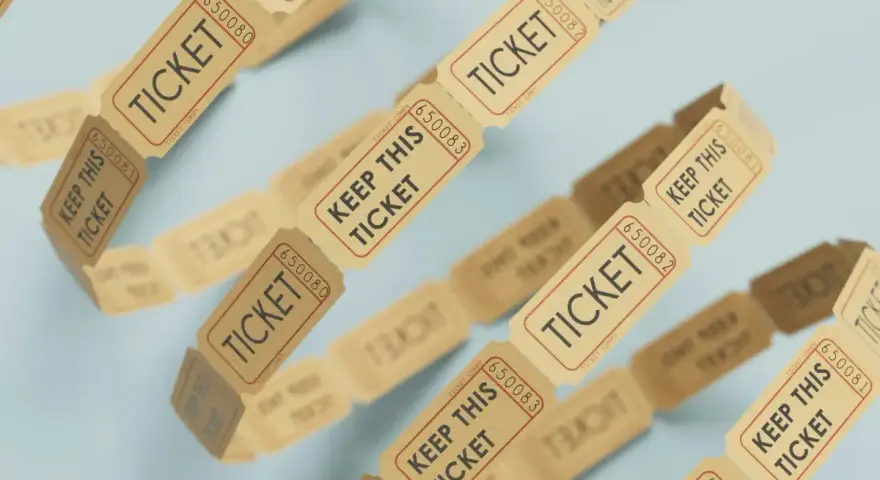 Boleto de rifa, ideal para saber como realizar un sorteo. Cada boleto tiene un número y la indicación "KEEP THIS TICKET".