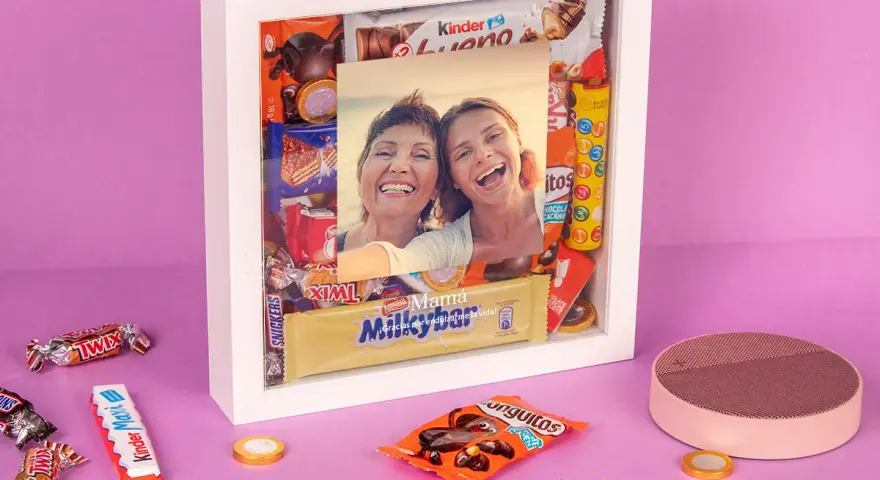 Caja blanca llena de chocolates variados y una foto familiar. Un regalo perfecto de chocolates personalizados para cumpleaños.