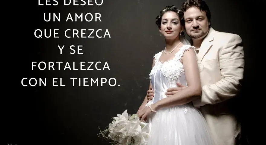Novios sonriendo, con texto: "Les deseo un amor que crezca y se fortalezca con el tiempo." Frases para felicitar matrimonio.