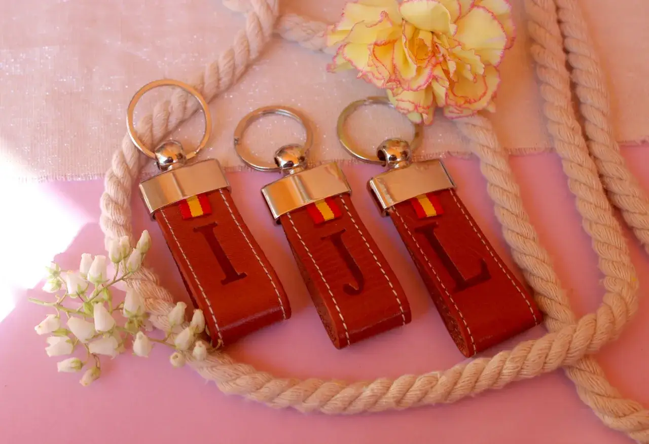 Tres llaveros personalizados de cuero con iniciales I, J, L. Ideales para saber donde hacer llaveros personalizados.