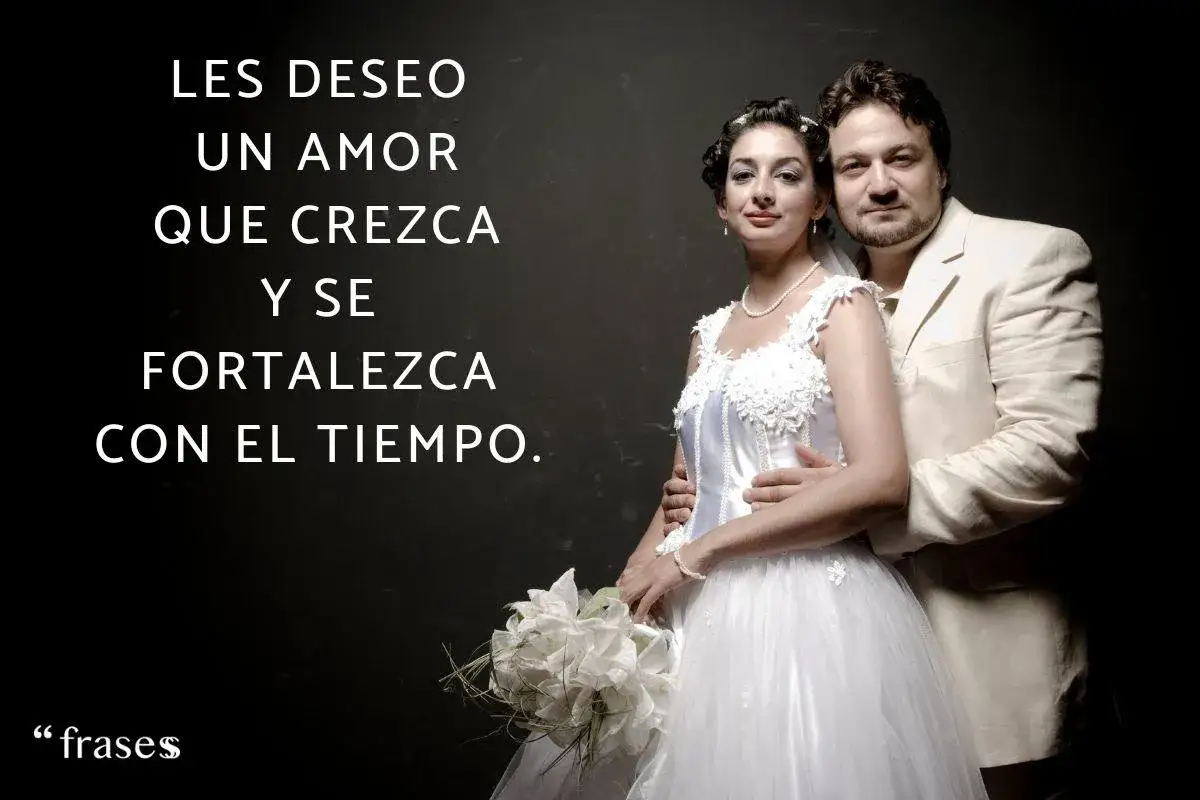 Novios con ramo de flores. Les deseo un amor que crezca y se fortalezca con el tiempo, como los mejores deseos de boda.