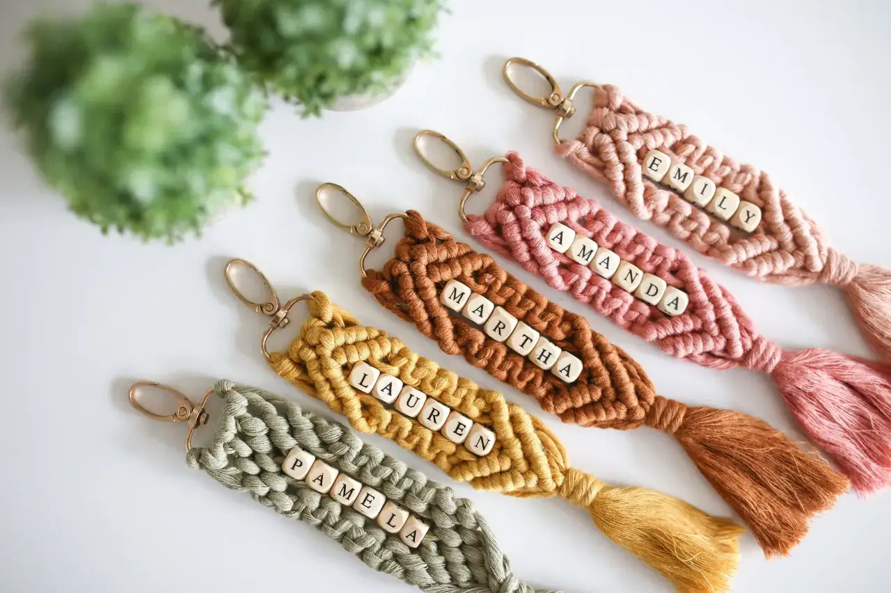 Llaveros de macram&eacute; con nombres personalizados: ideas para llaveros &uacute;nicos y con estilo.