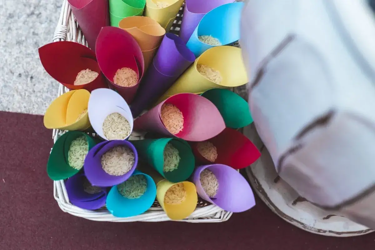 Cestas con conos de papel de colores llenos de arroz, listos para que tirar en una boda.