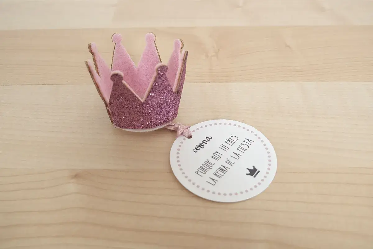 Corona rosa con purpurina, parte de un pack accesorios despedida soltera. Ideal para la reina de la fiesta.
