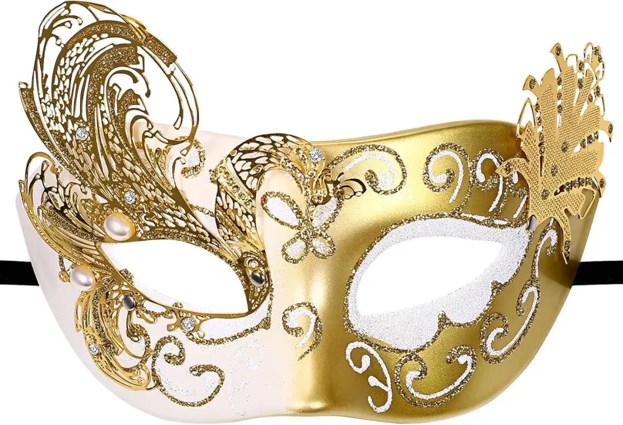 Máscara dorada y blanca con detalles de pedrería y perlas, perfecta para una temática fiesta de mascaras.