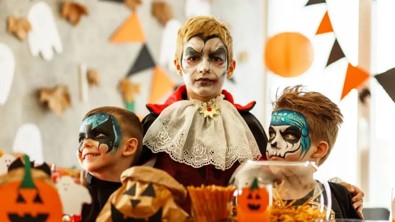 Ni&ntilde;os con maquillaje de Halloween: un vampiro, un pirata y un murci&eacute;lago. Ideas para como pintar caras de ni&ntilde;os f&aacute;ciles y aterradoras.