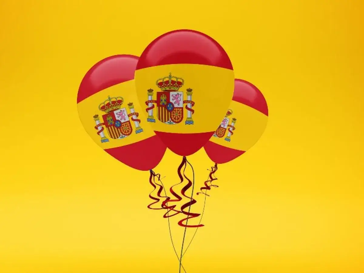 Tres globos con la bandera de Espa&ntilde;a, listos para unas fiestas tem&aacute;ticas.