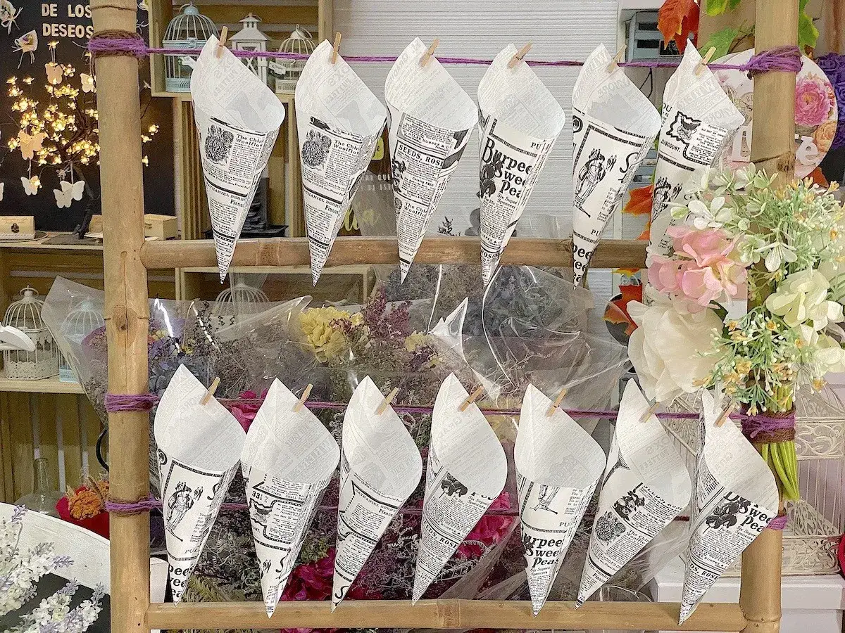Cucuruchos de papel para bodas, hechos con peri&oacute;dico, listos para lanzar confeti.