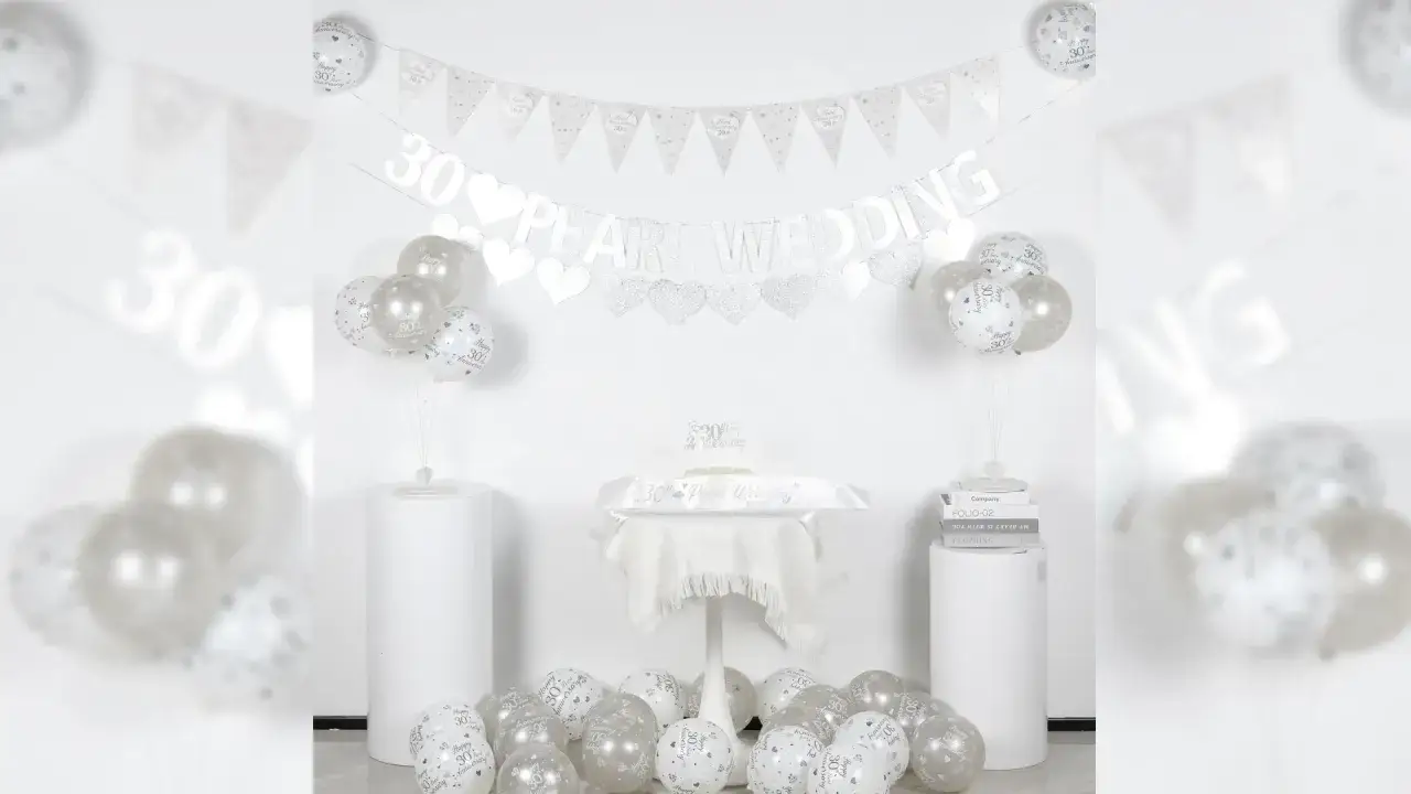 Decoración plateada para 30 años de casados: globos, guirnaldas y pastel. ¡Una celebración especial!