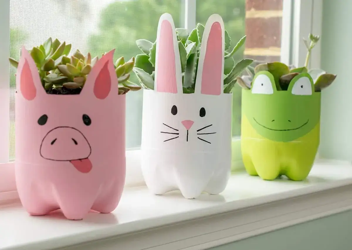 Macetas recicladas originales con forma de cerdito, conejo y rana, llenas de suculentas.