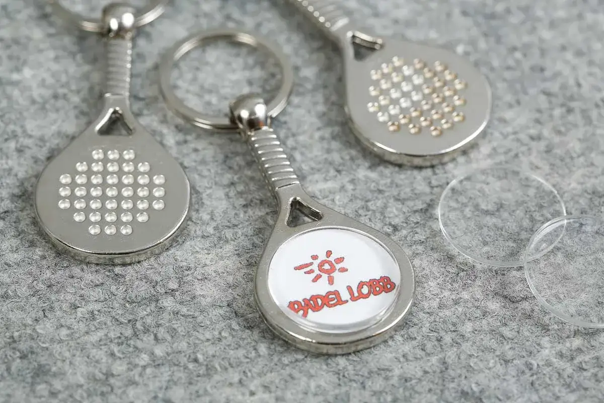 Llavero padel personalizado con dise&ntilde;o de sol y texto 