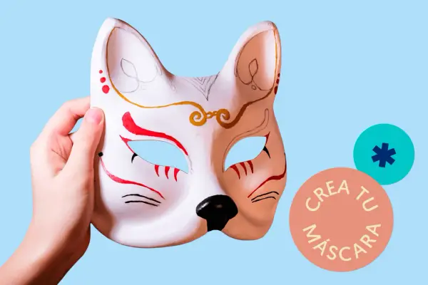 Mano sostiene un antifaz personalizado de zorro, con detalles rojos y dorados. Círculos con texto "Crea tu máscara" y un asterisco.