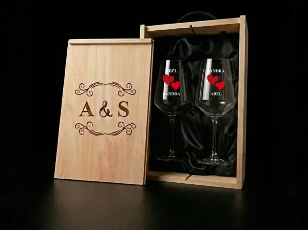 Caja de madera con dos copas de vino personalizadas con nombres y corazones. Ideal para personalizar copas de vino.