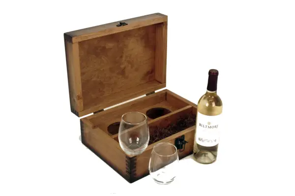 Caja de madera abierta con dos copas, paja decorativa y una botella de vino blanco. Un set vino personalizado perfecto para regalar.