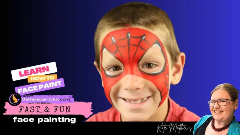 Un niño sonriente con un increíble spiderman dibujo cara. Aprende a pintar caras rápido y divertido.