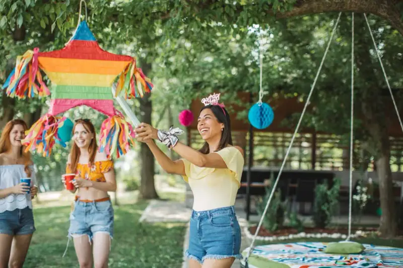 Mujeres celebrando con piñatas para adultos. ¡Qué divertido! Podrían poner dulces, pequeños regalos o hasta botellas de licor.