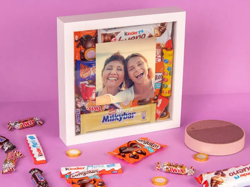 Caja blanca llena de chocolates variados y una foto familiar. Un regalo perfecto de chocolates personalizados para cumpleaños.